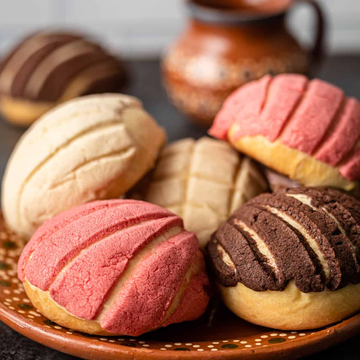 Close up of a plate of conchas